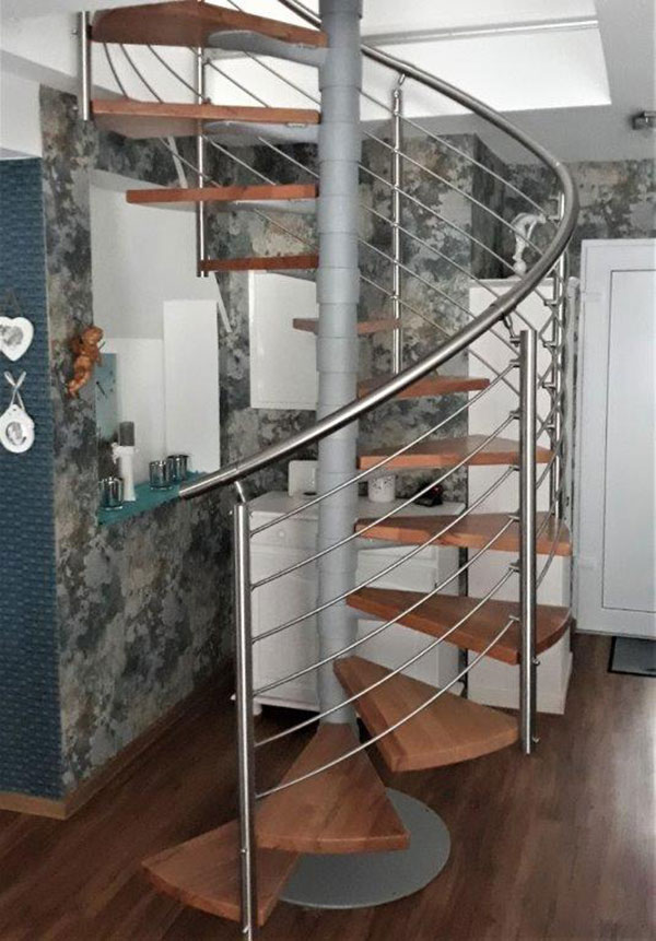 Spindeltreppe mit Holzstufen Spindeltreppe mit Holzstufen